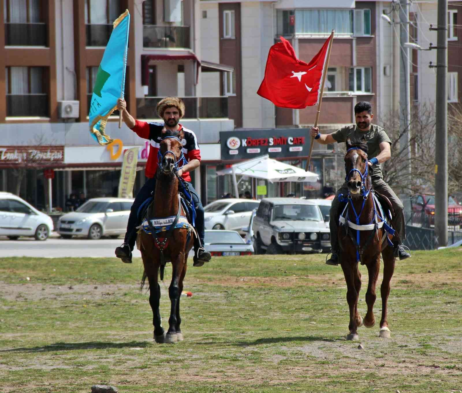 Attan düştü, yürekler ağızlara geldi Kocaeli’de boş zamanlarını ’Rüzgar’ ismini verdiği atına binerek geçiren Summani Yılmaz, yeğeniyle ata binerken düştü. Vatandaşların ilgi odağı ...