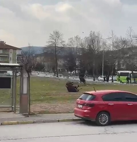 Kocaeli’de boş zamanlarını ’Rüzgar’ ismini verdiği atına binerek geçiren Summani Yılmaz, yeğeniyle ata binerken düştü. Vatandaşların ilgi odağı ...