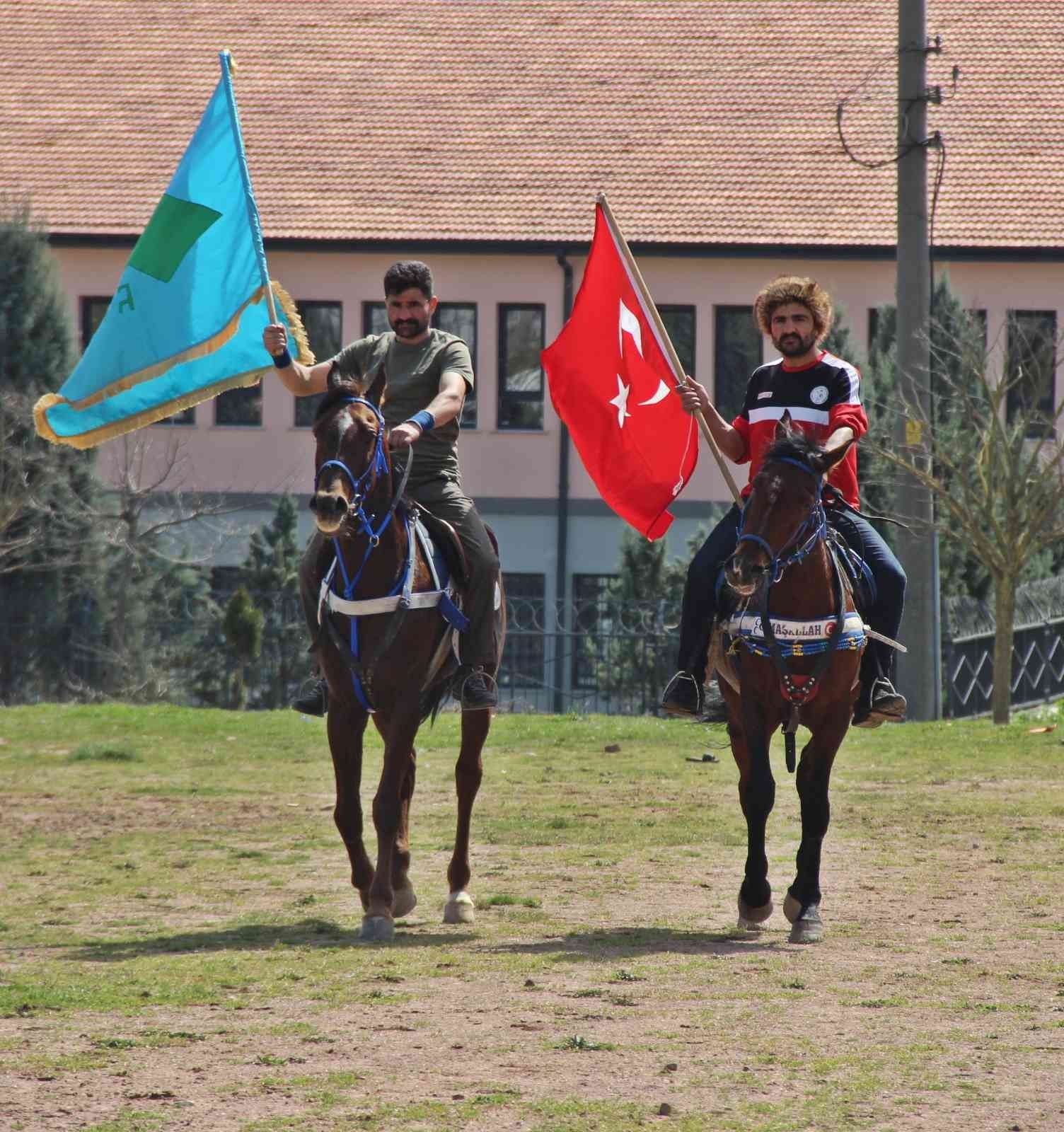 Attan düştü, yürekler ağızlara geldi Kocaeli’de boş zamanlarını ’Rüzgar’ ismini verdiği atına binerek geçiren Summani Yılmaz, yeğeniyle ata binerken düştü. Vatandaşların ilgi odağı ...