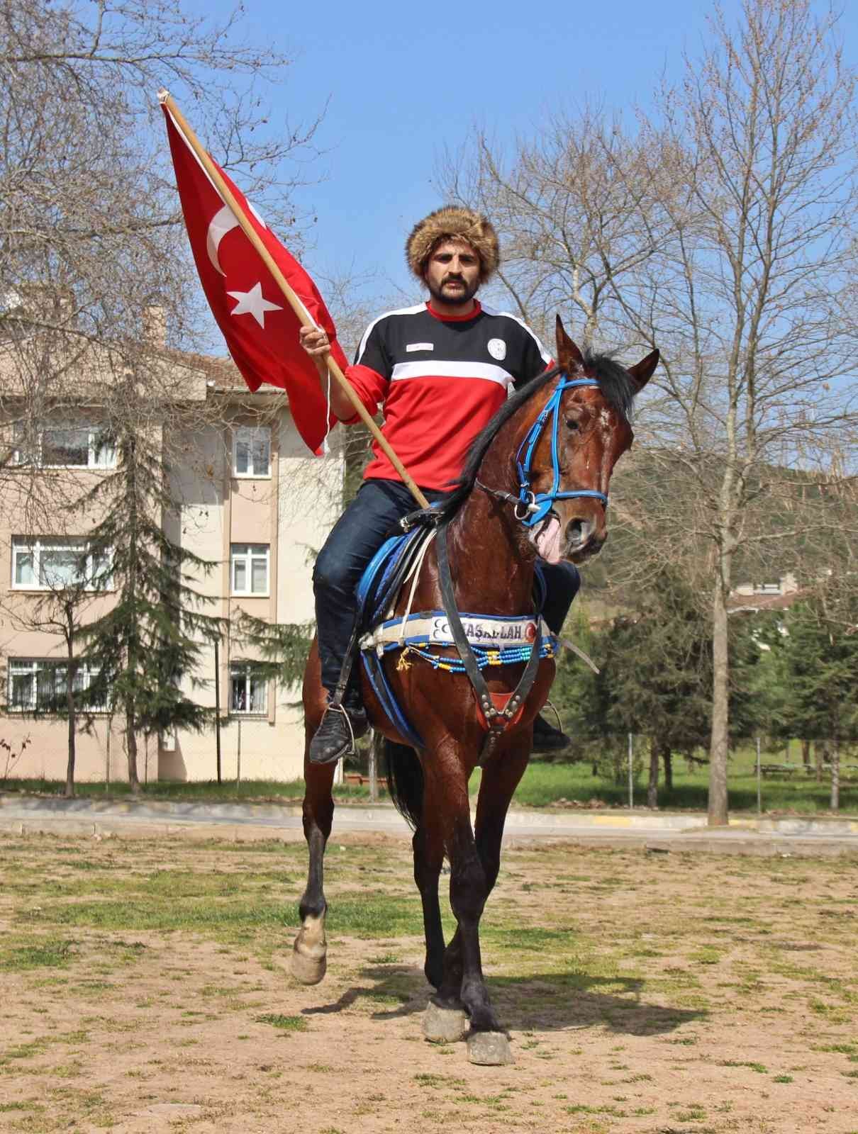 Attan düştü, yürekler ağızlara geldi Kocaeli’de boş zamanlarını ’Rüzgar’ ismini verdiği atına binerek geçiren Summani Yılmaz, yeğeniyle ata binerken düştü. Vatandaşların ilgi odağı ...