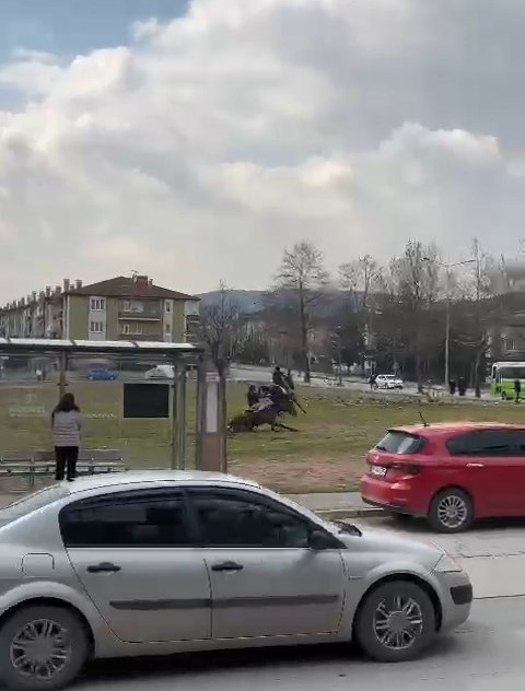 Attan düştü, yürekler ağızlara geldi Kocaeli’de boş zamanlarını ’Rüzgar’ ismini verdiği atına binerek geçiren Summani Yılmaz, yeğeniyle ata binerken düştü. Vatandaşların ilgi odağı ...