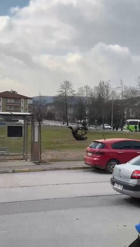 Attan düştü, yürekler ağızlara geldi Kocaeli’de boş zamanlarını ’Rüzgar’ ismini verdiği atına binerek geçiren Summani Yılmaz, yeğeniyle ata binerken düştü. Vatandaşların ilgi odağı ...