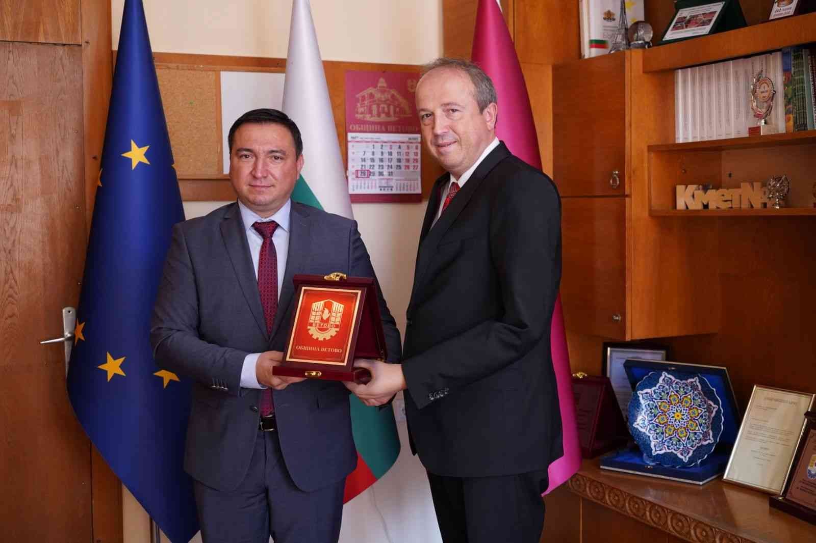 Avcılar ile Vetovo kardeş şehir oldu Avcılar Belediyesi ve Bulgaristan’ın Ruse (Rusçuk) iline bağlı Vetovo Belediyesi arasında kardeş belediye protokolü imzalandı. Bir asırlık ...