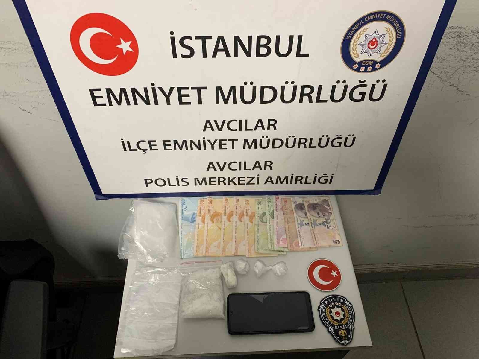 Avcılar’da, polisin dur ihtarına uymayarak kaçan şüpheli şahıs polis ekiplerince kısa sürede yakalandı. Torbacı olduğu belirlenen şahsın verdiği ...