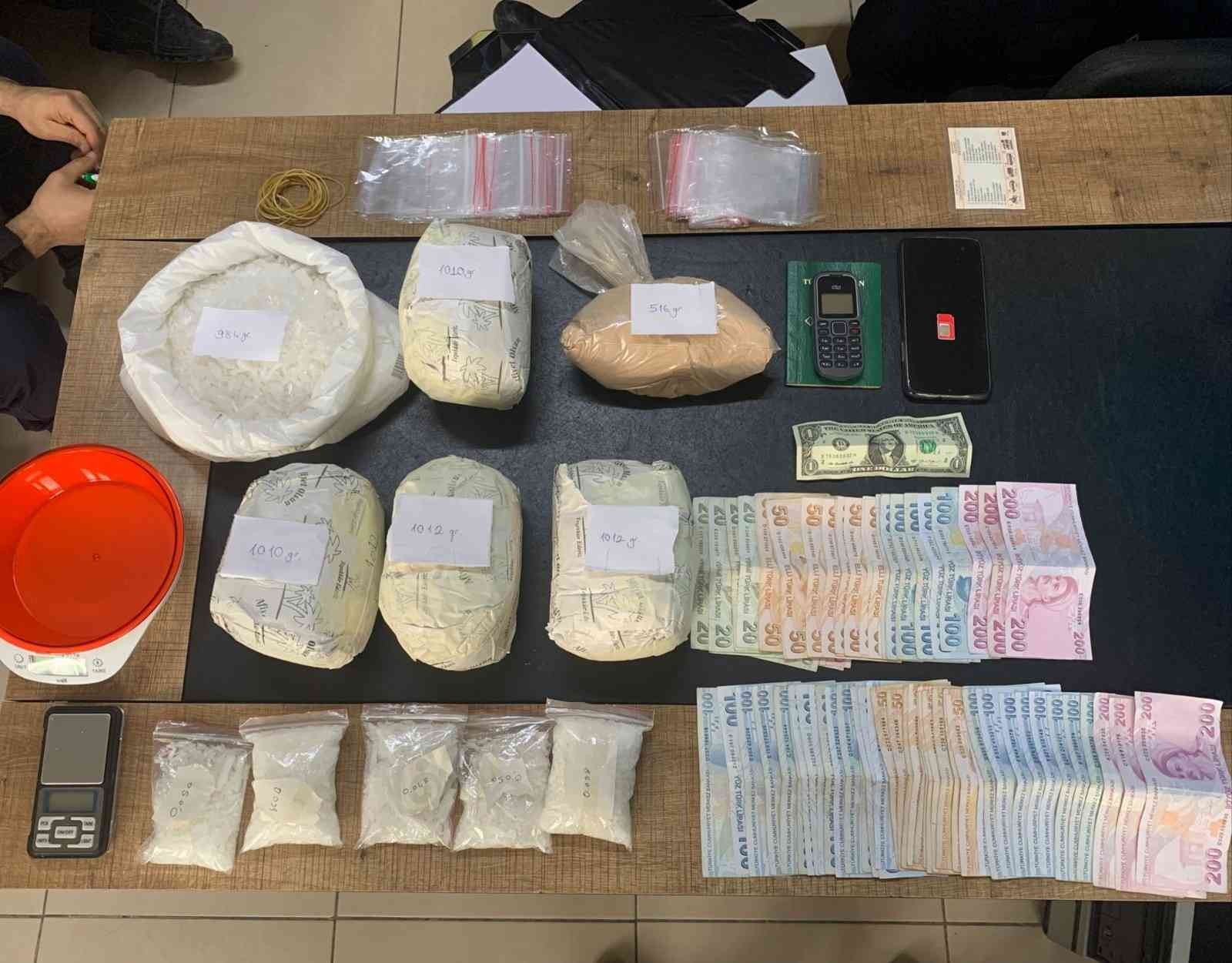 Avcılar’da, polisin dur ihtarına uymayarak kaçan şüpheli şahıs polis ekiplerince kısa sürede yakalandı. Torbacı olduğu belirlenen şahsın verdiği ...