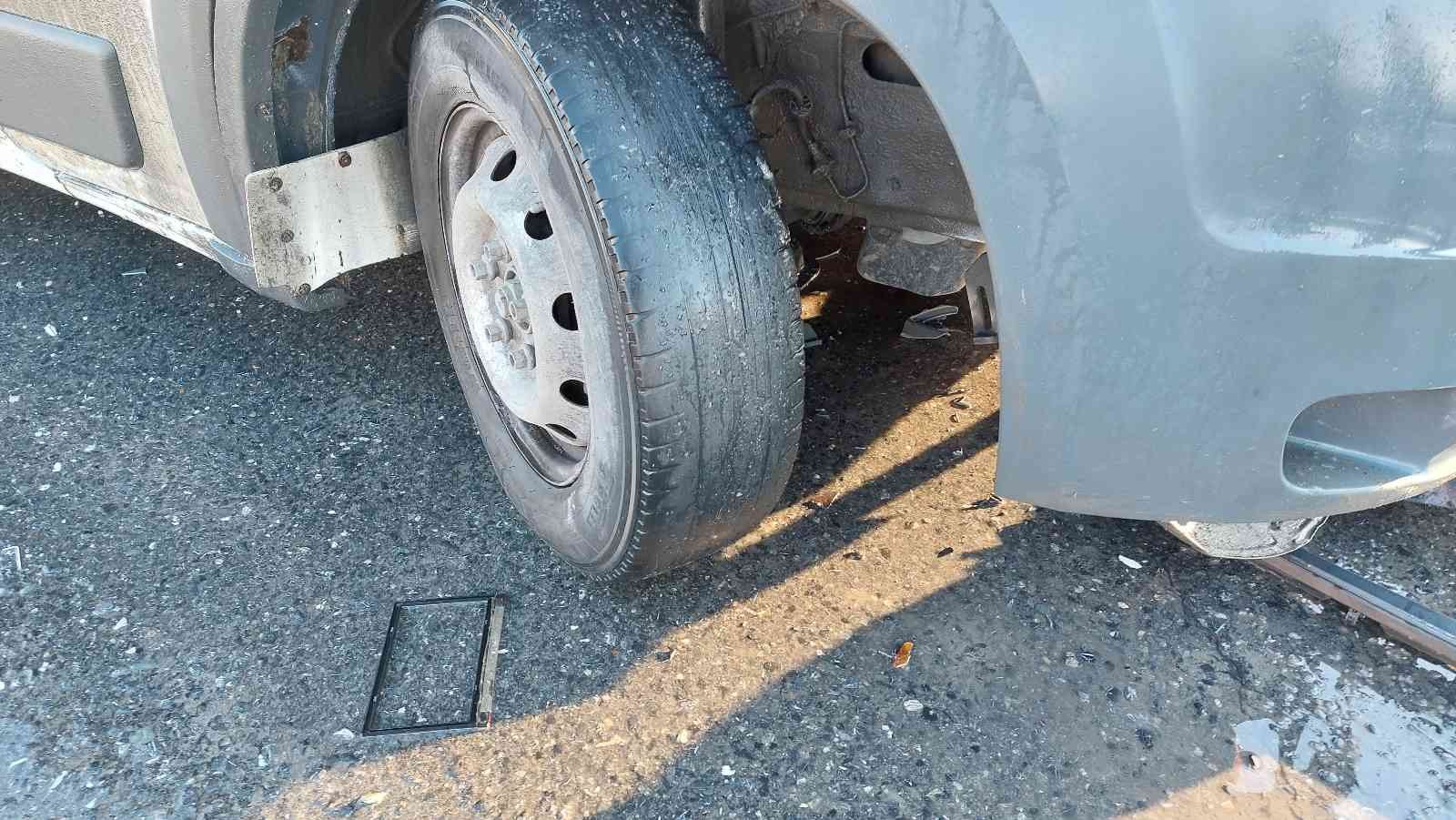 Avcılar’da servis minibüsü kamyonete çarptı: 1 yaralı Avcılar’da, işçi almayan giden minibüs kavşakta kontrolden çıkarak yoğurt yüklü kamyonete çarptı. Minibüste sıkışarak yaralanan sürücü itfaiye ...