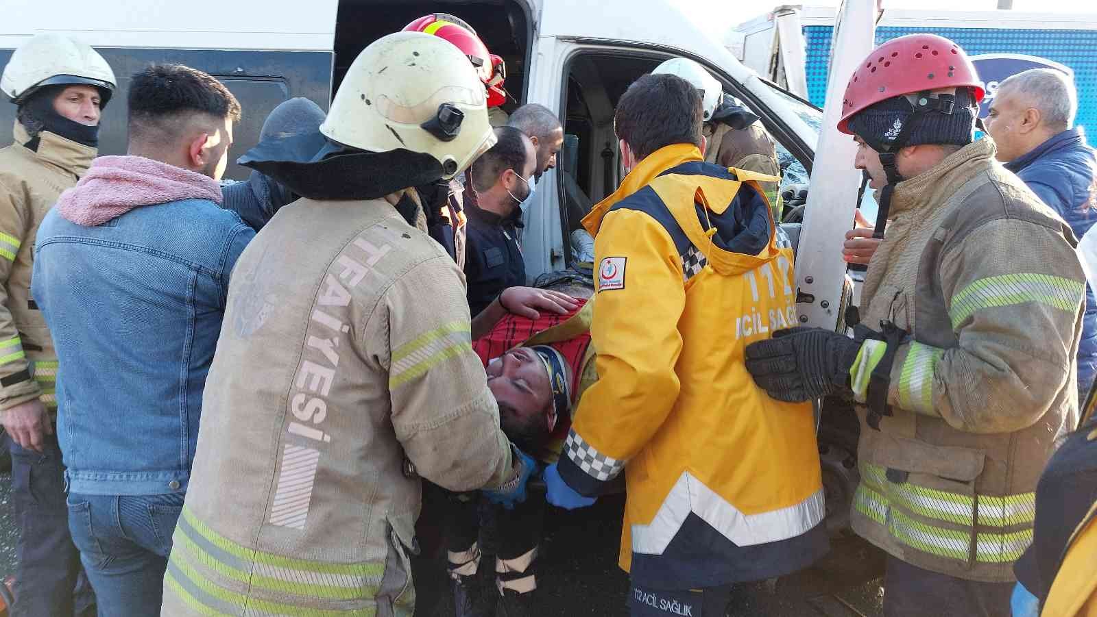 Avcılar’da servis minibüsü kamyonete çarptı: 1 yaralı Avcılar’da, işçi almayan giden minibüs kavşakta kontrolden çıkarak yoğurt yüklü kamyonete çarptı. Minibüste sıkışarak yaralanan sürücü itfaiye ...
