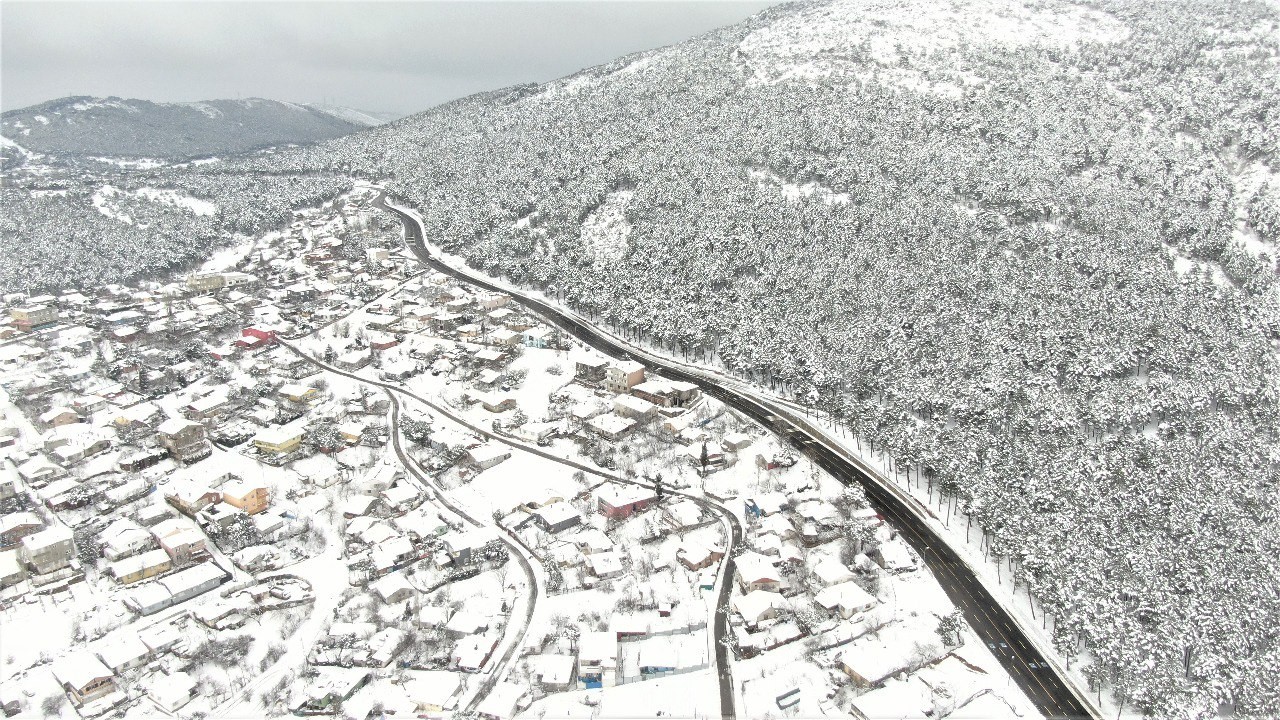 Aybar kar fırtınasının ardından Aydos Tepesi’nde masalsı görüntüler İstanbul’da kent genelinde etkili olan kar yağışı sonrası Aydos Tepesi beyaza büründü. Aydos Tepesi’ndeki kartpostallık manzara havadan ...