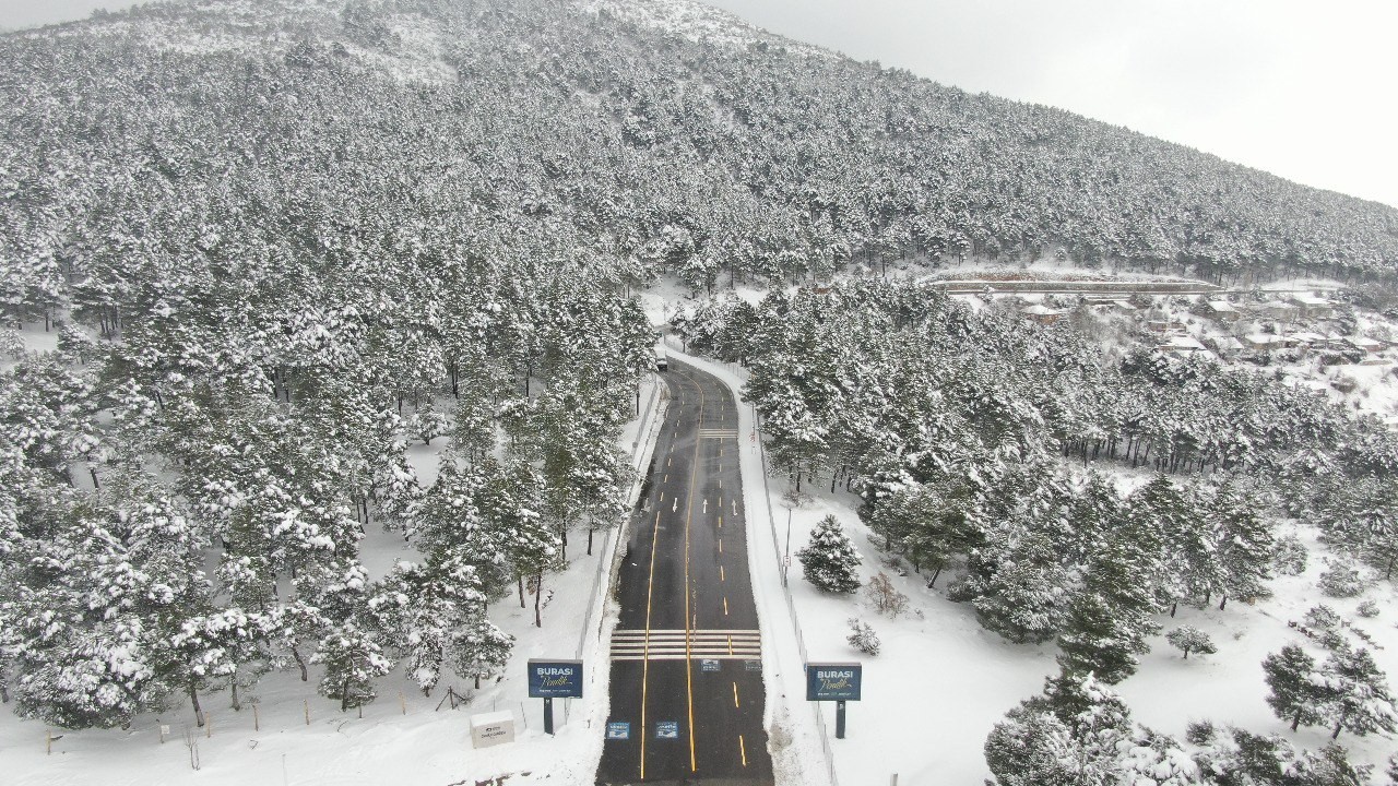 Aybar kar fırtınasının ardından Aydos Tepesi’nde masalsı görüntüler İstanbul’da kent genelinde etkili olan kar yağışı sonrası Aydos Tepesi beyaza büründü. Aydos Tepesi’ndeki kartpostallık manzara havadan ...