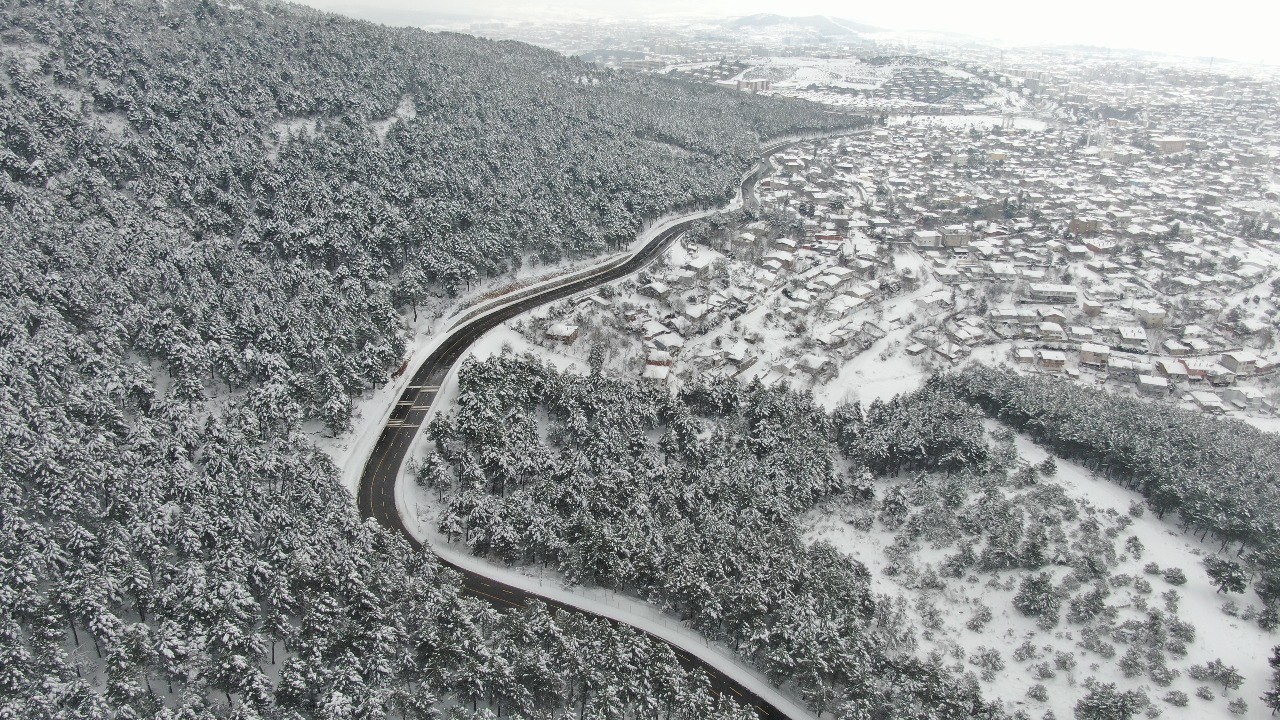 Aybar kar fırtınasının ardından Aydos Tepesi’nde masalsı görüntüler İstanbul’da kent genelinde etkili olan kar yağışı sonrası Aydos Tepesi beyaza büründü. Aydos Tepesi’ndeki kartpostallık manzara havadan ...