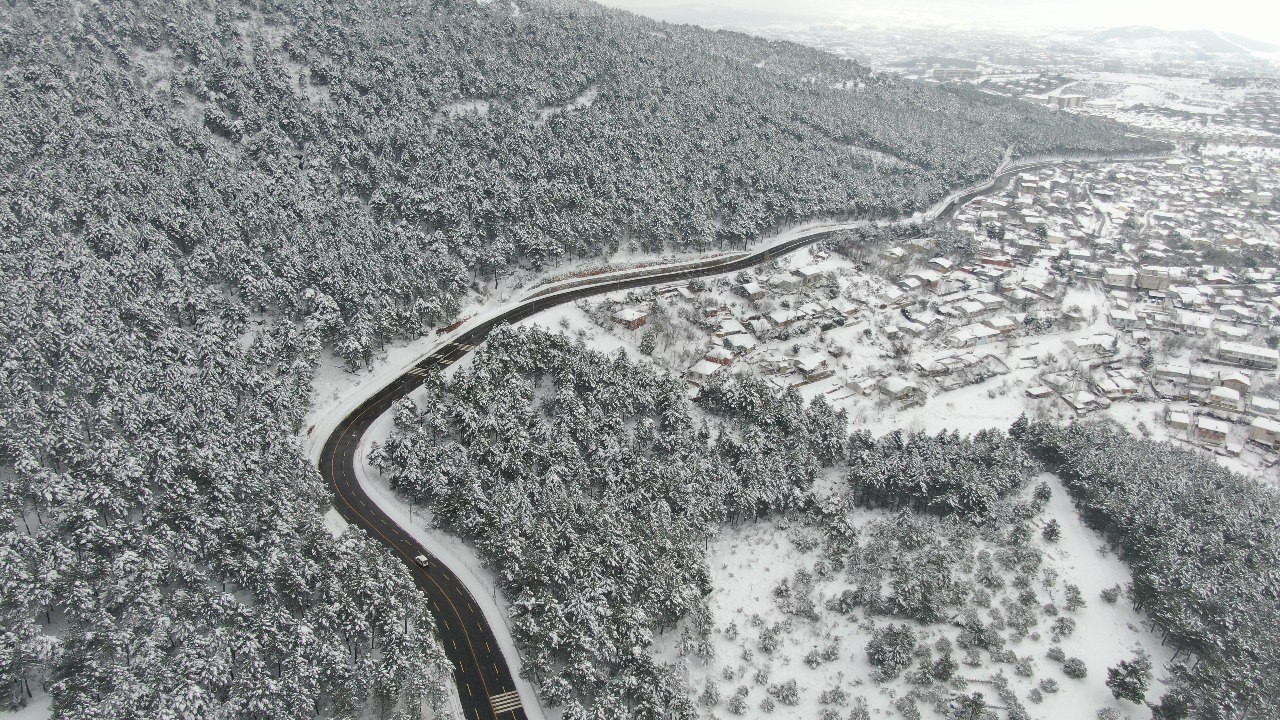 Aybar kar fırtınasının ardından Aydos Tepesi’nde masalsı görüntüler İstanbul’da kent genelinde etkili olan kar yağışı sonrası Aydos Tepesi beyaza büründü. Aydos Tepesi’ndeki kartpostallık manzara havadan ...