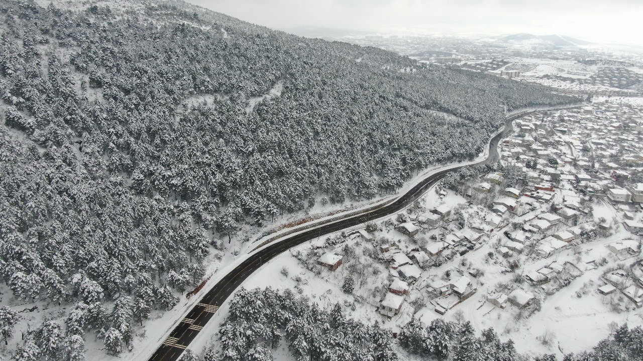 Aybar kar fırtınasının ardından Aydos Tepesi’nde masalsı görüntüler İstanbul’da kent genelinde etkili olan kar yağışı sonrası Aydos Tepesi beyaza büründü. Aydos Tepesi’ndeki kartpostallık manzara havadan ...