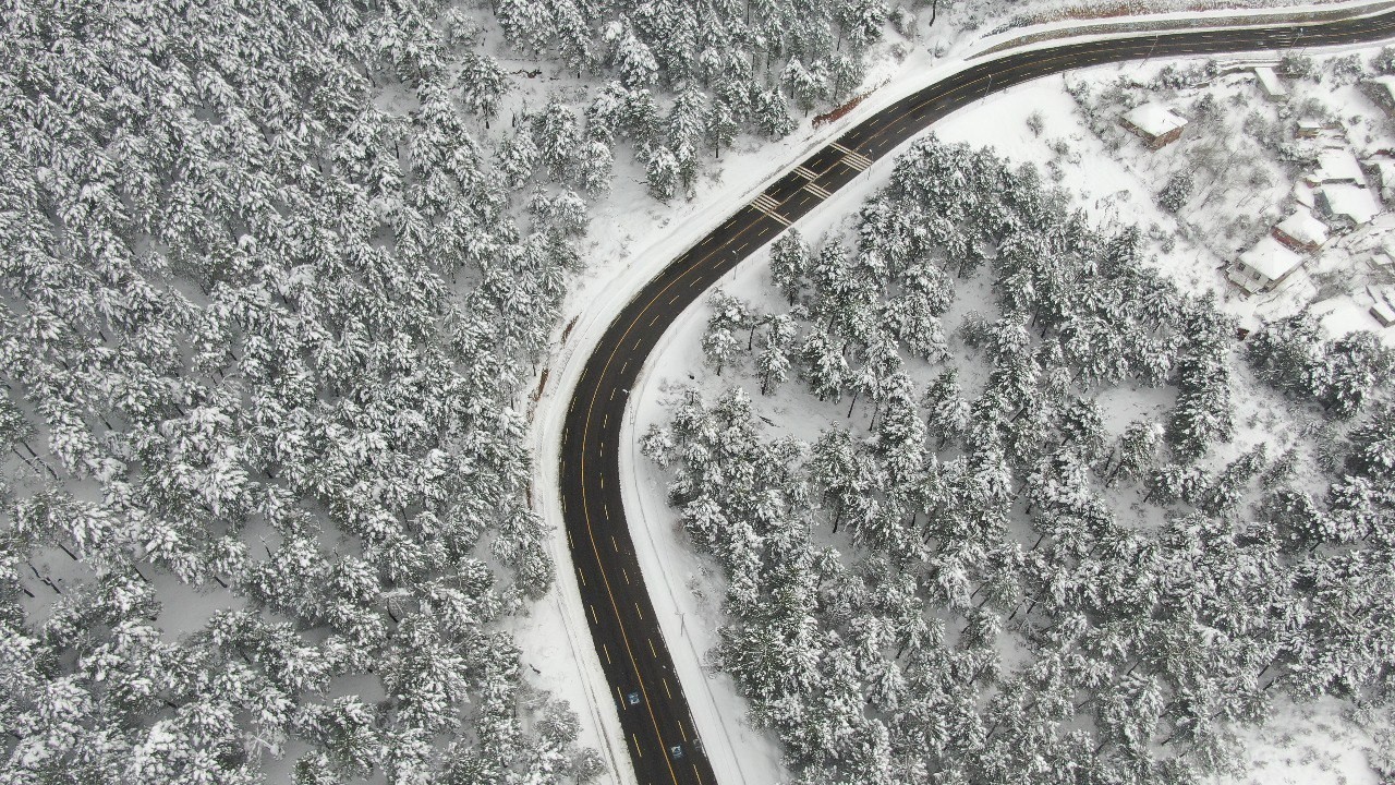 Aybar kar fırtınasının ardından Aydos Tepesi’nde masalsı görüntüler İstanbul’da kent genelinde etkili olan kar yağışı sonrası Aydos Tepesi beyaza büründü. Aydos Tepesi’ndeki kartpostallık manzara havadan ...