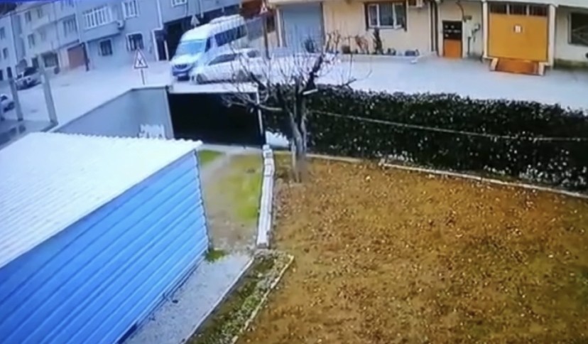 Aynı kavşakta 3 günde 3 kaza Bursa’da dikkatsiz sürücüler aynı kavşakta 3 günde 3 defa kaza yaptı. O kaza anları saniye saniye güvenlik kamerasına yansıdı. Kaza, merkez ...