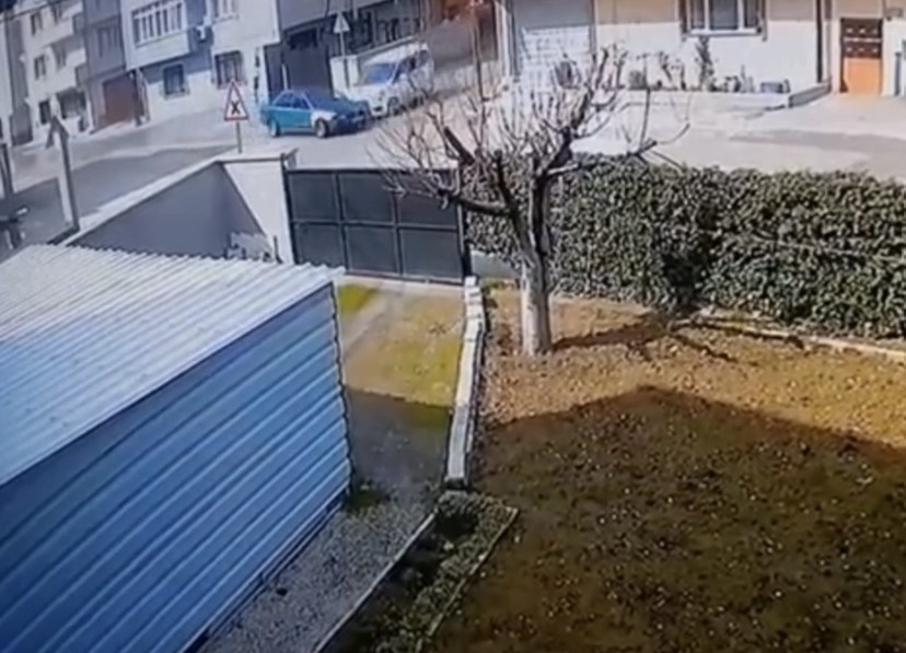 Aynı kavşakta 3 günde 3 kaza Bursa’da dikkatsiz sürücüler aynı kavşakta 3 günde 3 defa kaza yaptı. O kaza anları saniye saniye güvenlik kamerasına yansıdı. Kaza, merkez ...