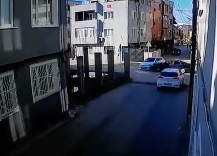 Aynı kavşakta 3 günde 3 kaza Bursa’da dikkatsiz sürücüler aynı kavşakta 3 günde 3 defa kaza yaptı. O kaza anları saniye saniye güvenlik kamerasına yansıdı. Kaza, merkez ...