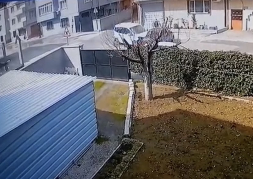 Aynı kavşakta 3 günde 3 kaza Bursa’da dikkatsiz sürücüler aynı kavşakta 3 günde 3 defa kaza yaptı. O kaza anları saniye saniye güvenlik kamerasına yansıdı. Kaza, merkez ...