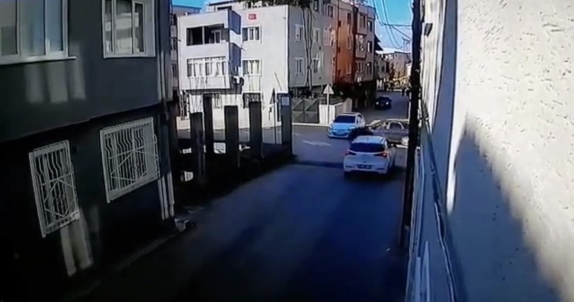 Aynı kavşakta 3 günde 3 kaza Bursa’da dikkatsiz sürücüler aynı kavşakta 3 günde 3 defa kaza yaptı. O kaza anları saniye saniye güvenlik kamerasına yansıdı. Kaza, merkez ...