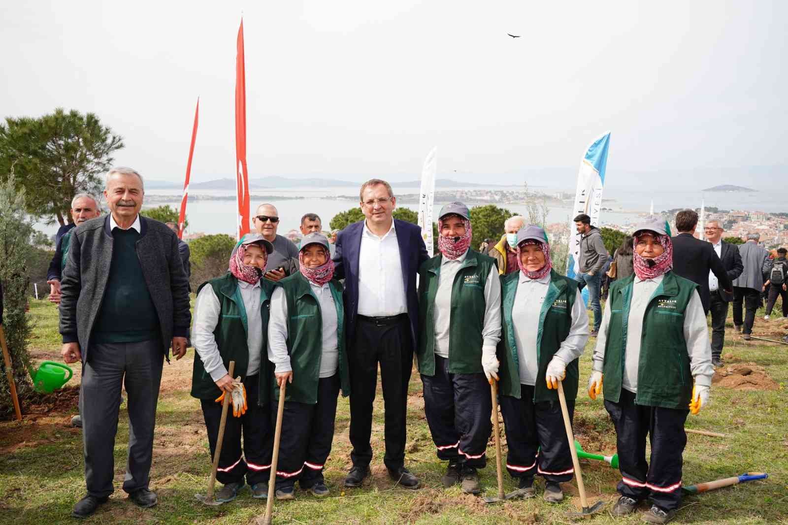 Ayvalık Belediyesi, Ayvalık Kent Konseyi ve Ayvalık İlçe Milli Eğitim Müdürlüğü işbirliğinde Cennet Tepesi Mevkisi’nde, Kent Konseyi Başkanı ...