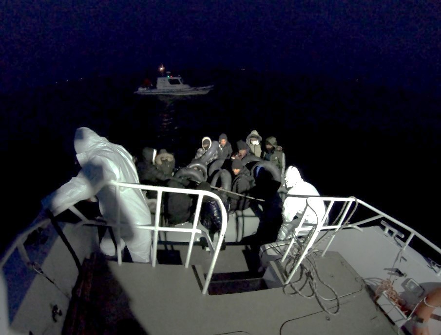 Balıkesir’in Ayvalık ilçesinde, Yunanistan’ın Midilli Adası’na gitmek isteyen ve botları patlatılan toplam 60 göçmen kurtarıldı. Edinilen bilgiye ...