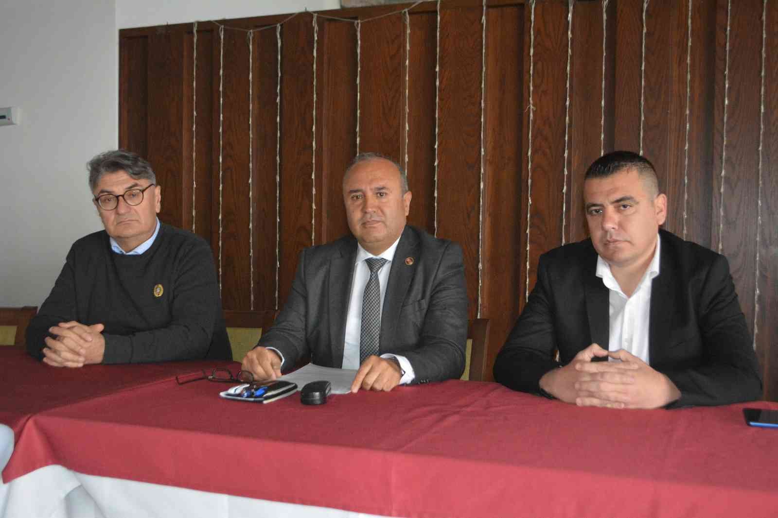 Balıkesir’in Ayvalık ilçesinde, Cumhuriyet Halk Partisi (CHP) üyesiyken, Yüksek Disiplin Kurulu tarafından ihraç edilen ve Ayvalık CHP’de yapılan ...