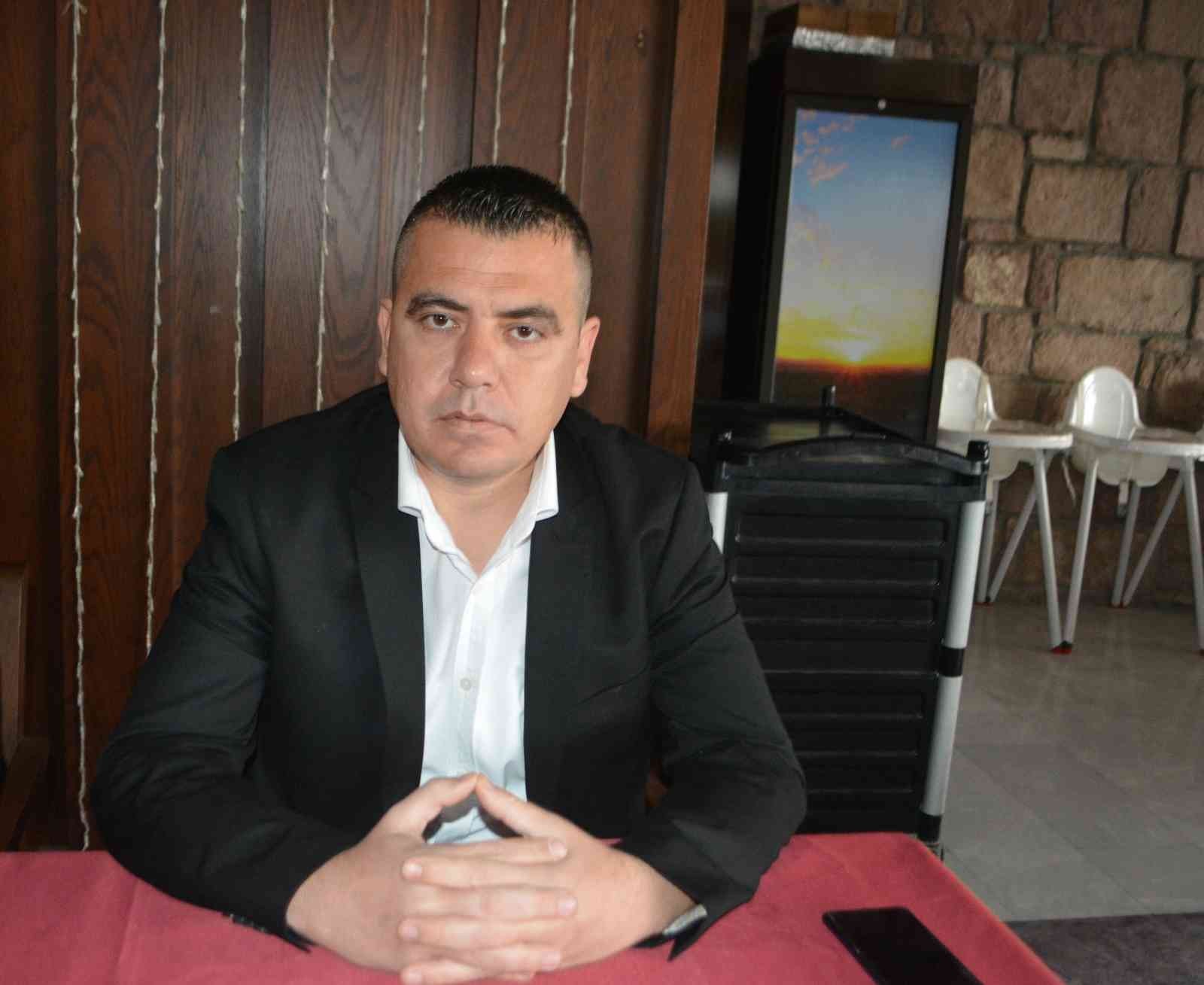 Balıkesir’in Ayvalık ilçesinde, Cumhuriyet Halk Partisi (CHP) üyesiyken, Yüksek Disiplin Kurulu tarafından ihraç edilen ve Ayvalık CHP’de yapılan ...