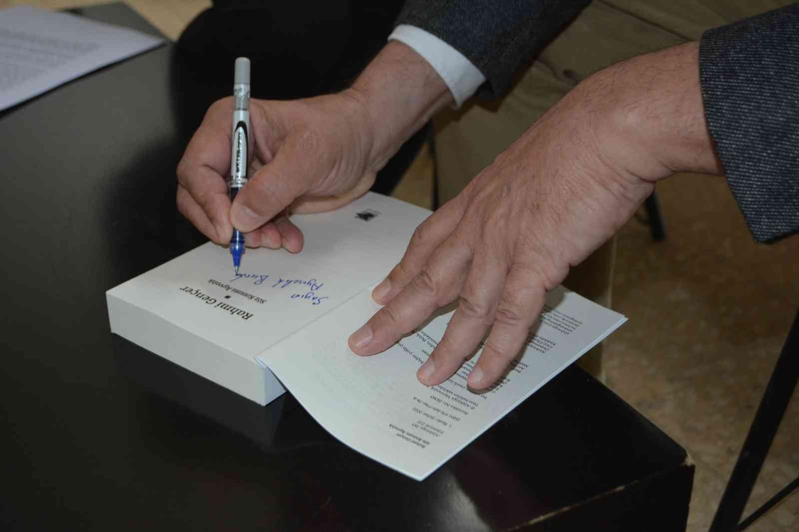 Ayvalık’ta eski Belediye Başkanı Gençer’den son 300 yıla ışık tutan kitap Balıkesir’in Ayvalık ilçesinde, Ayvalık Ticaret Odası ile bir önceki dönem belediye başkanlığı görevinde bulunan Rahmi Gençer, kent tarihine ...