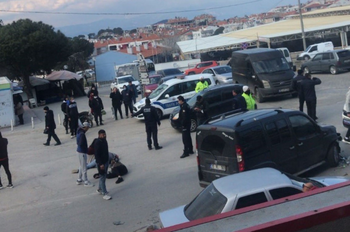 Ayvalık’ta motosiklet ticari araçla çarpıştı: 2 yaralı Balıkesir’in Ayvalık ilçesinde bir motosiklet ile ticari aracın çarpıştığı kazada 2 kişi yaralandı. Edinilen bilgiye göre, Ayvalık’ın ...