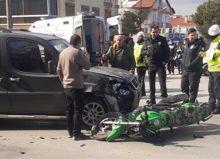 Ayvalık’ta motosiklet ticari araçla çarpıştı: 2 yaralı Balıkesir’in Ayvalık ilçesinde bir motosiklet ile ticari aracın çarpıştığı kazada 2 kişi yaralandı. Edinilen bilgiye göre, Ayvalık’ın ...