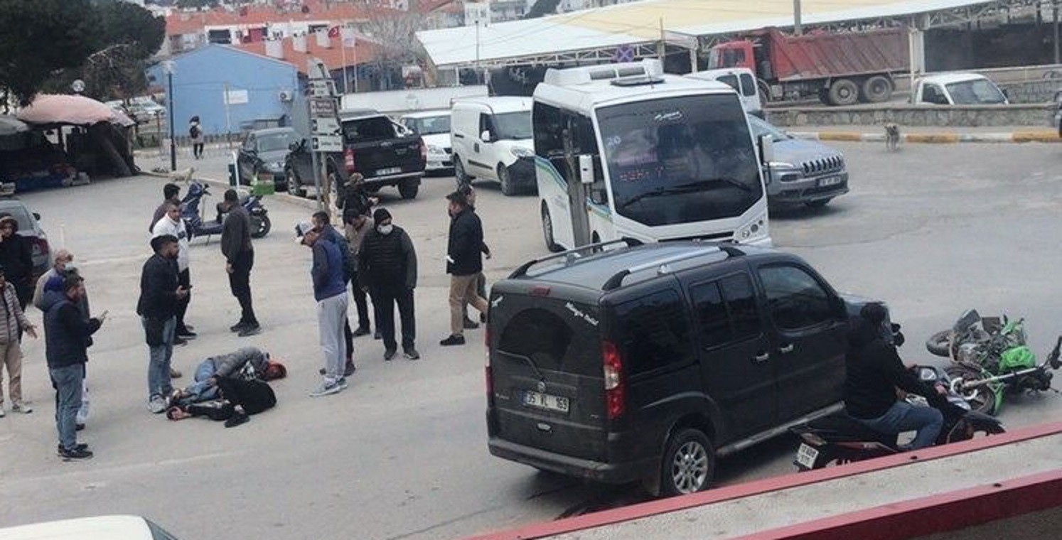 Ayvalık’ta motosiklet ticari araçla çarpıştı: 2 yaralı Balıkesir’in Ayvalık ilçesinde bir motosiklet ile ticari aracın çarpıştığı kazada 2 kişi yaralandı. Edinilen bilgiye göre, Ayvalık’ın ...