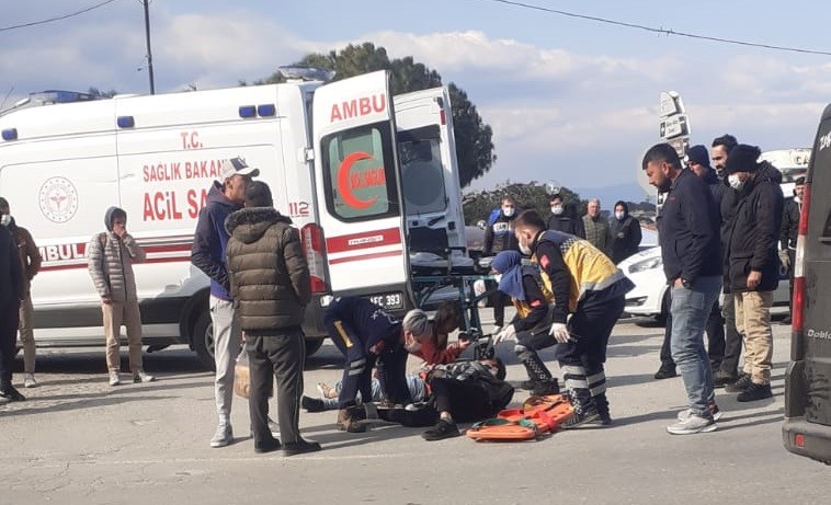 Ayvalık’ta motosiklet ticari araçla çarpıştı: 2 yaralı Balıkesir’in Ayvalık ilçesinde bir motosiklet ile ticari aracın çarpıştığı kazada 2 kişi yaralandı. Edinilen bilgiye göre, Ayvalık’ın ...