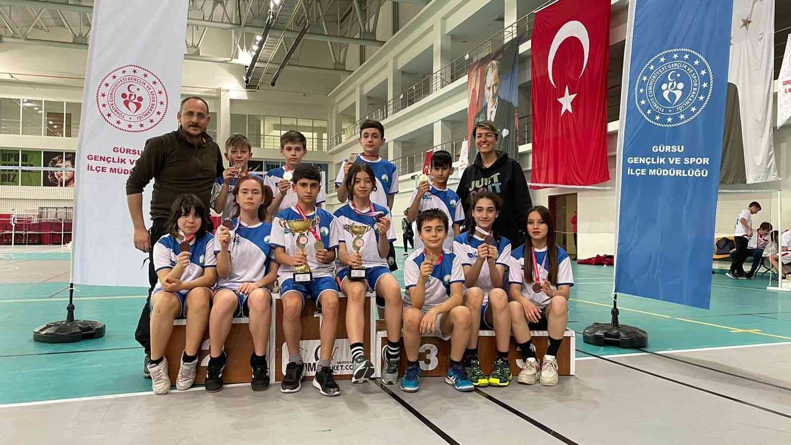 Osmangazi Belediyespor Badminton Akademi sporcuları, Okul Sporları Yıldızlar Bursa Şampiyonası’nda çifte başarıya imza attı. Gençlik ve Spor İl ...