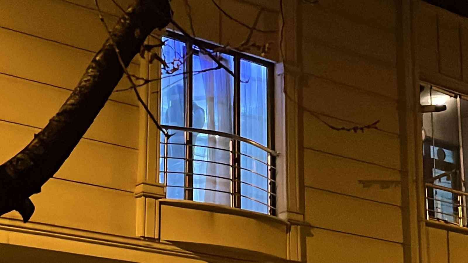 Bağcılar’da dehşet: Sokak ortasında komşusunu öldüren şahıs, evinde eşini de öldürdükten sonra intihar etti Bağcılar’da sokak ortasında komşusunu öldüren şahıs, eve gelerek önce eşini öldürdü ardından da intihar etti. Eşi ve komşusunu öldüren şahıs ağır ...