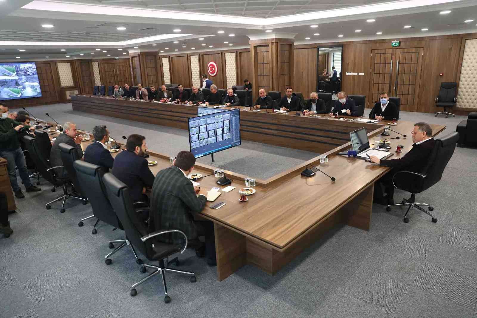 İstanbul’da beklenen kar yağışına yönelik Bağcılar Belediye Başkanı Lokman Çağırıcı başkanlığında yapılan toplantıda ilçe sakinlerinin güveni ve ...
