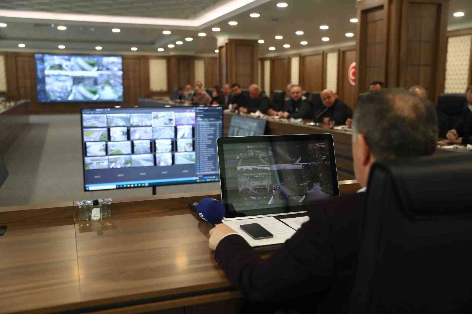 İstanbul’da beklenen kar yağışına yönelik Bağcılar Belediye Başkanı Lokman Çağırıcı başkanlığında yapılan toplantıda ilçe sakinlerinin güveni ve ...