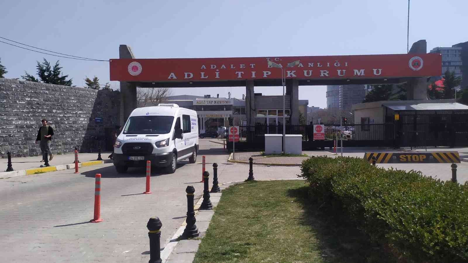 Bağcılar’da kocasının öldürdüğü kadının cenazesi Adli Tıp Kurumu’ndan alındı Bağcılar’da sokak ortasında komşusunu öldüren şahıs, eve gelerek eşini öldürüp intihar etmişti. Eşi tarafından öldürülen kadının cenazesi Adli ...