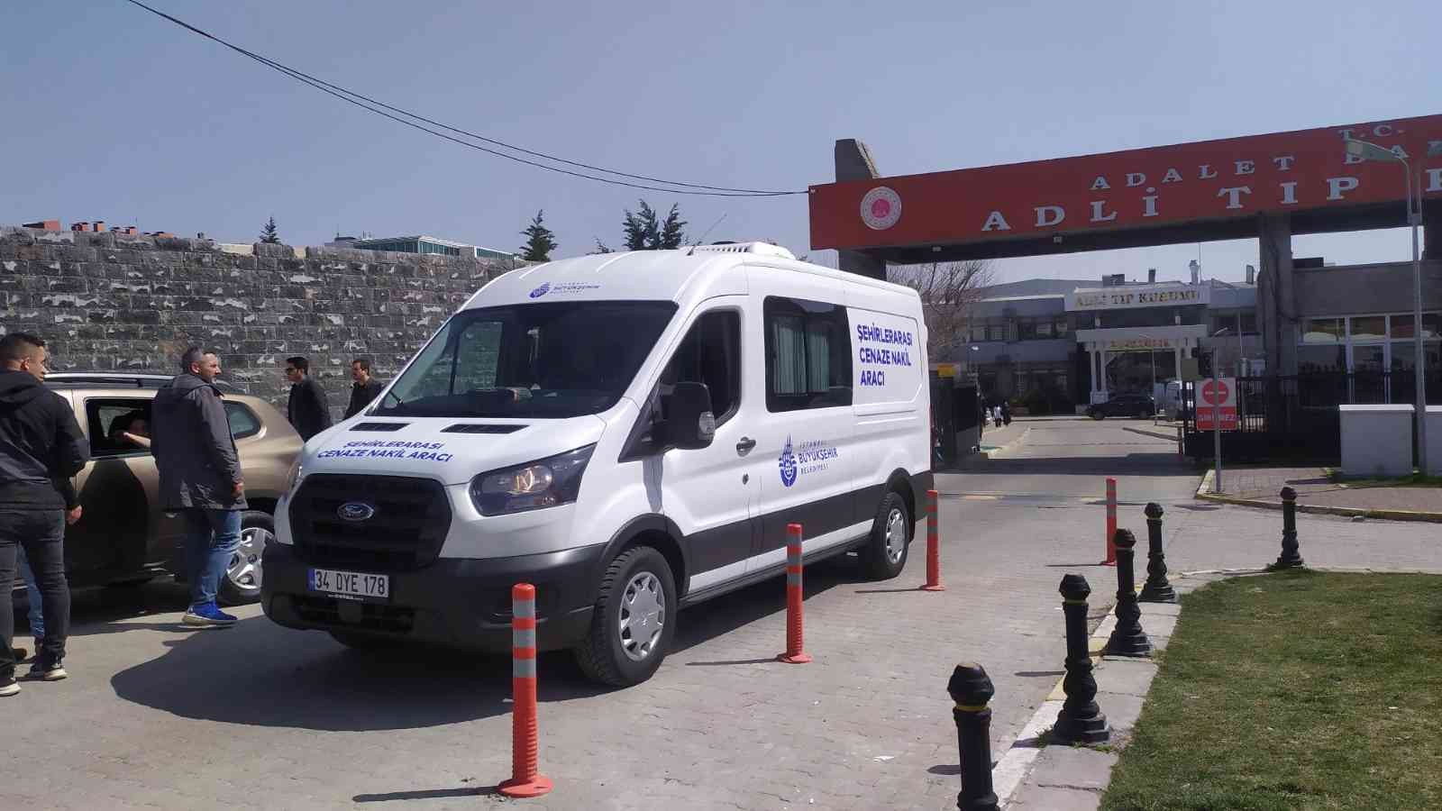 Bağcılar’da kocasının öldürdüğü kadının cenazesi Adli Tıp Kurumu’ndan alındı Bağcılar’da sokak ortasında komşusunu öldüren şahıs, eve gelerek eşini öldürüp intihar etmişti. Eşi tarafından öldürülen kadının cenazesi Adli ...