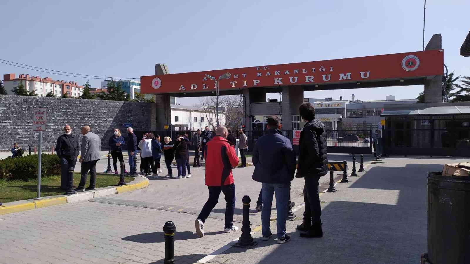 Bağcılar’da kocasının öldürdüğü kadının cenazesi Adli Tıp Kurumu’ndan alındı Bağcılar’da sokak ortasında komşusunu öldüren şahıs, eve gelerek eşini öldürüp intihar etmişti. Eşi tarafından öldürülen kadının cenazesi Adli ...