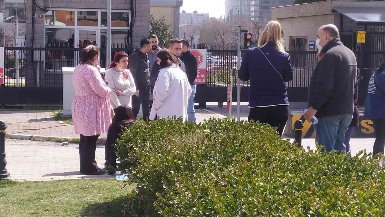 Bağcılar’da kocasının öldürdüğü kadının cenazesi Adli Tıp Kurumu’ndan alındı Bağcılar’da sokak ortasında komşusunu öldüren şahıs, eve gelerek eşini öldürüp intihar etmişti. Eşi tarafından öldürülen kadının cenazesi Adli ...