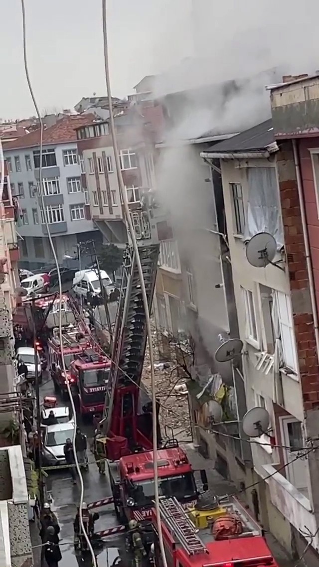 Bağcılar’da korkutan yangın: 1 ölü Bağcılar’da 3 katlı bir binada çıkan yangın paniğe neden olurken, 70 yaşındaki Davut Yılmaz hayatını kaybetti. Olay, Bağcılar Kirazlı Mahallesi ...