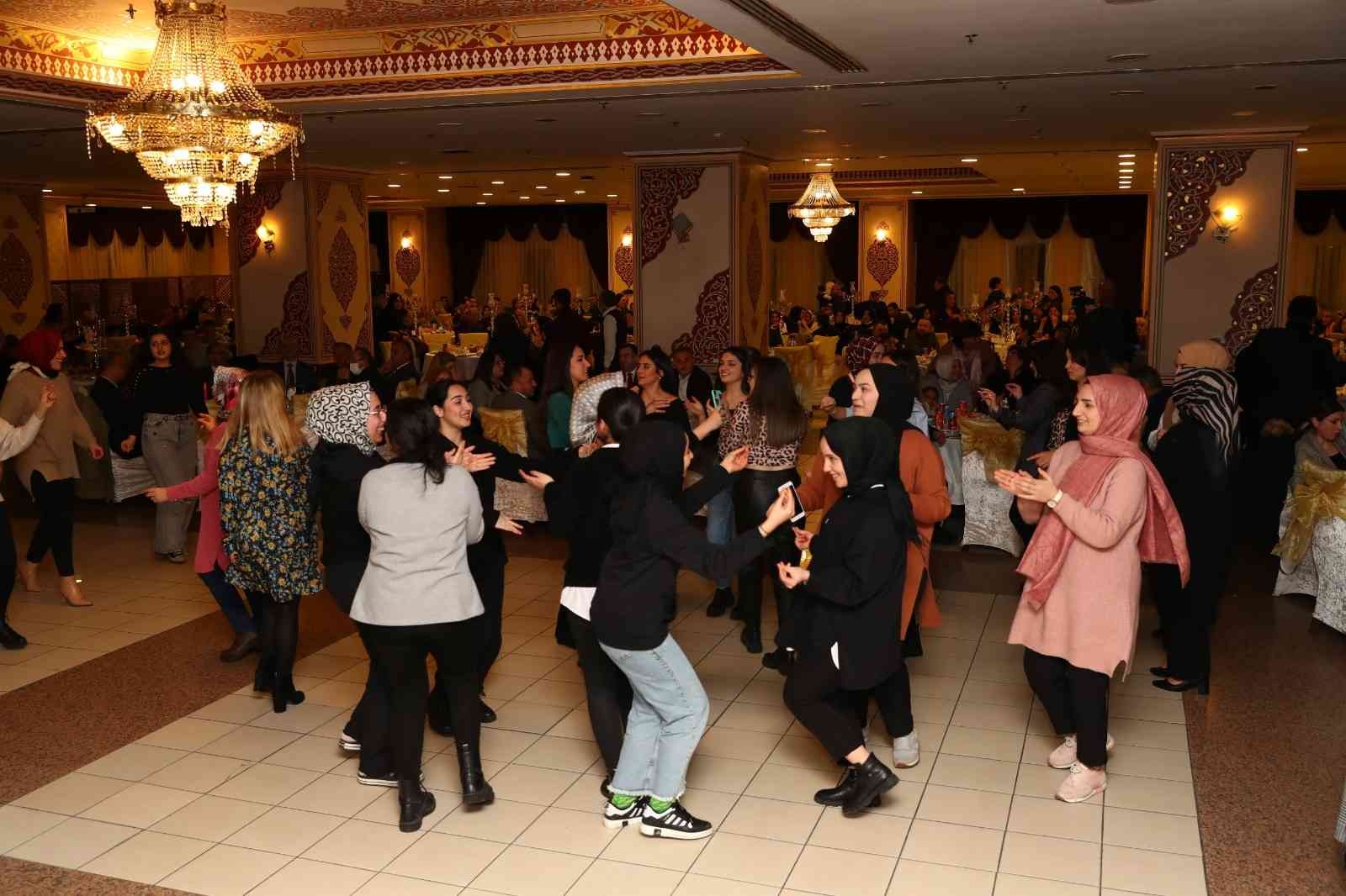 Bağcılar Belediyesi, 14 Mart Tıp Bayramı dolayısıyla ilçede görev yapan sağlık çalışanları ile ailelerini yemekte ağırladı. Salgınla mücadelede ...
