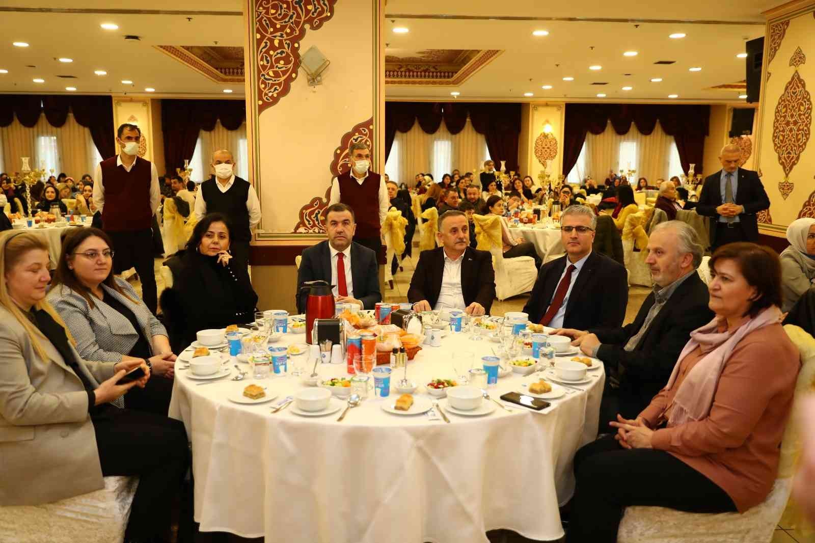 Bağcılar Belediyesi, 14 Mart Tıp Bayramı dolayısıyla ilçede görev yapan sağlık çalışanları ile ailelerini yemekte ağırladı. Salgınla mücadelede ...