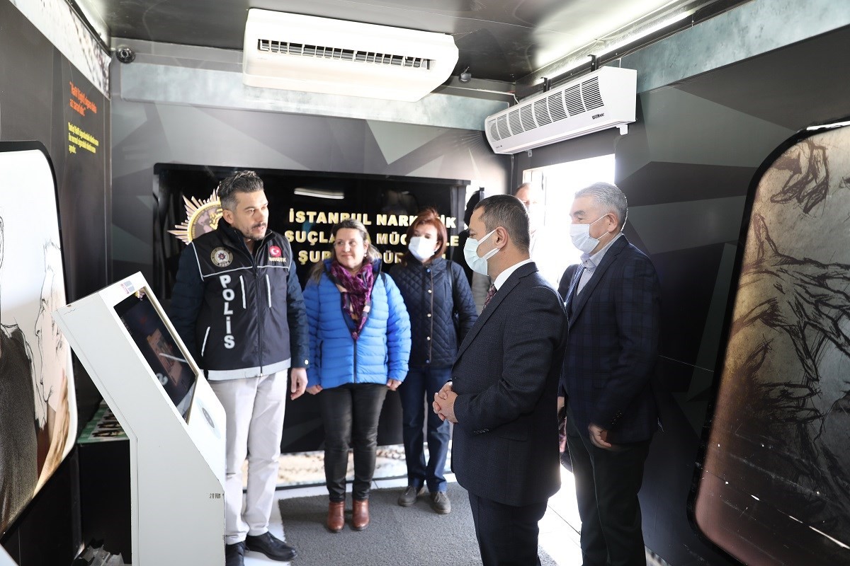 Bağımlılıkla Mücadele Narkotik TIR’ı Çanakkale’de Çanakkale Valiliği, İl Emniyet Müdürlüğü ve İl Sağlık Müdürlüğü iş birliği ile Bağımlılıkla Mücadele Narkotik TIR’ı Çanakkale’de. İskele ...