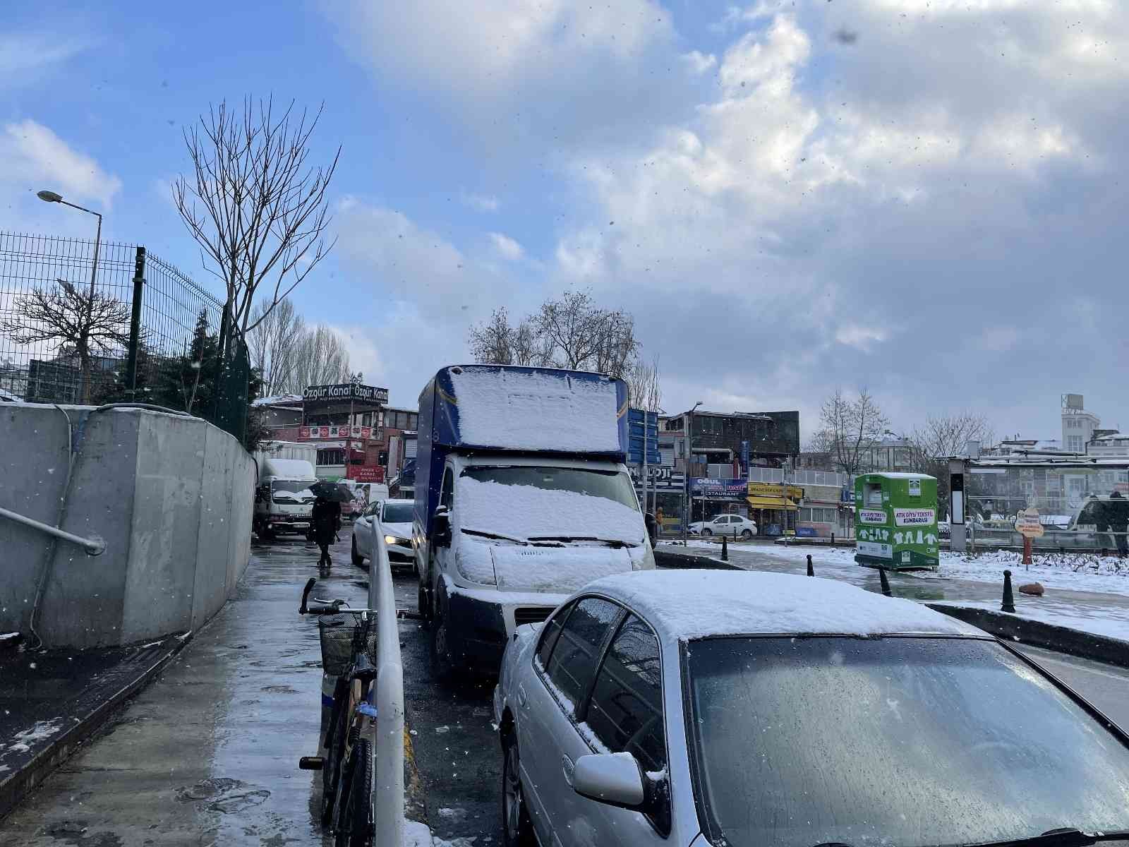 İstanbul Bahçelievler’de kar aralıklarla etkili olamaya devam ediyor. Vatandaşlar zor anlar yaşıyor. Meteoroloji Genel Müdürlüğü’nce yapılan ...
