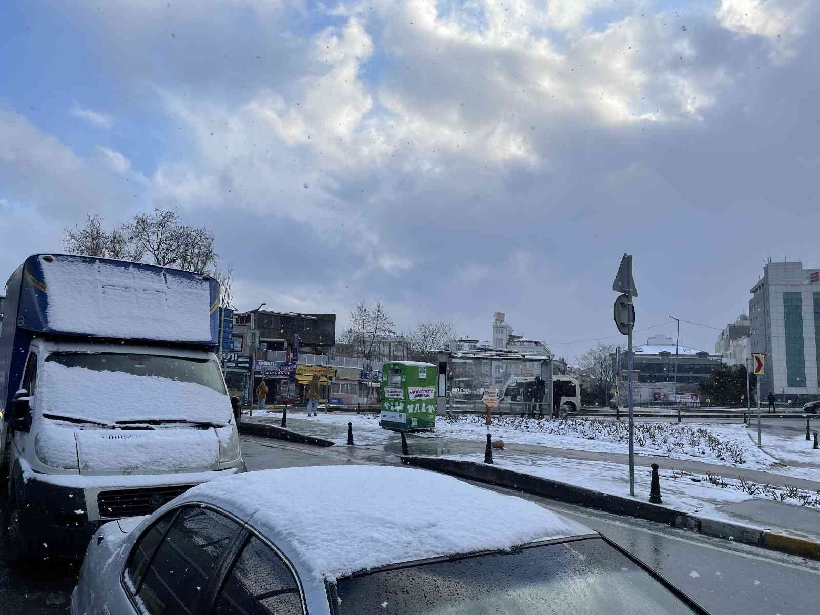 İstanbul Bahçelievler’de kar aralıklarla etkili olamaya devam ediyor. Vatandaşlar zor anlar yaşıyor. Meteoroloji Genel Müdürlüğü’nce yapılan ...