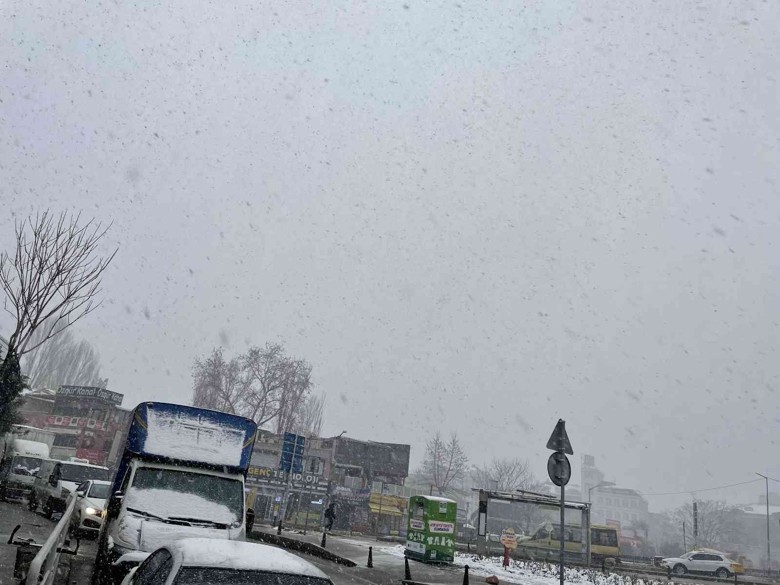 İstanbul Bahçelievler’de kar aralıklarla etkili olamaya devam ediyor. Vatandaşlar zor anlar yaşıyor. Meteoroloji Genel Müdürlüğü’nce yapılan ...