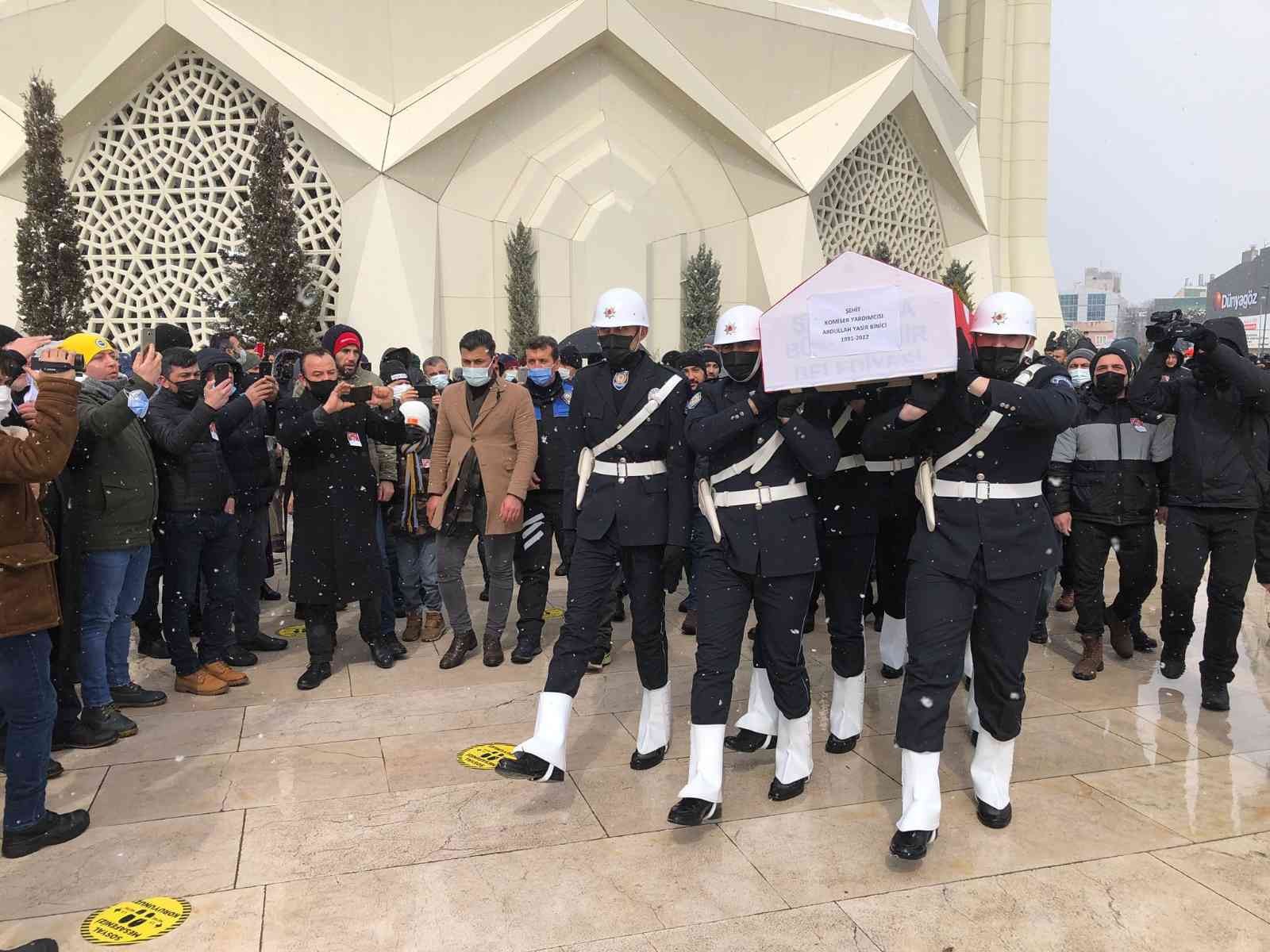 Şanlıurfa’da ’dur’ ihtarına uymayarak kaçan otomobildeki şüphelinin açtığı ateş sonucunda şehit olan Komiser Yardımcısı Abdullah Yasir Binici ...