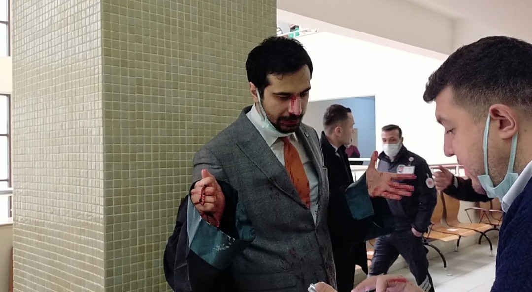 Bakırköy Adliyesi’nde avukata saldıran şüphelilerden biri tutuklandı Bakırköy Adliyesi’nde İstanbul Barosu avukatlarından Mehmet Hakkı Ç.’ye duruşma çıkışı saldıran şüphelilerden biri tutuklanarak cezaevine ...