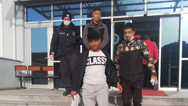 Bakkal hırsızları aynı gün yakalanarak tutuklandı Edirne’nin Keşan ilçesinde girdikleri bir bakkal dükkanından malzeme çalan 3 kişi, birkaç saat içinde yakalandı. Aynı gün sevk edildikleri ...