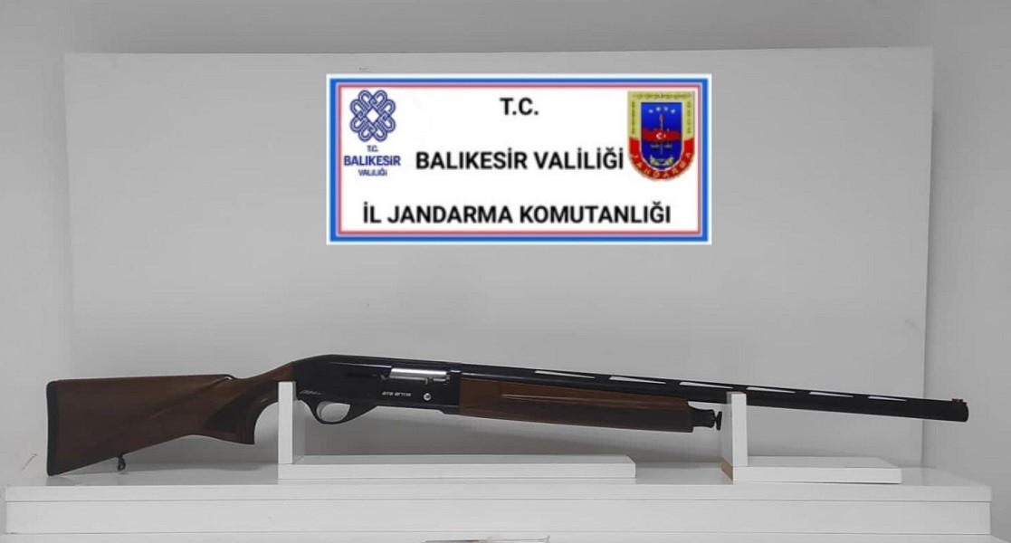 Balıkesir’de 43 şahsa ’Huzur’ operasyonu Balıkesir’de polis ve jandarma ekiplerinin il genelinde yaptıkları 2 ayrı asayiş operasyonlarında çeşitli suçlardan aranan 43 şahıs gözaltına ...